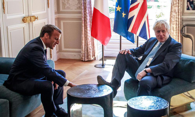 Thủ tướng Anh Boris Johnson gác chân lên bàn trong cuộc gặp với Tổng thống Pháp Emmanuel Macron. Ảnh: Twitter