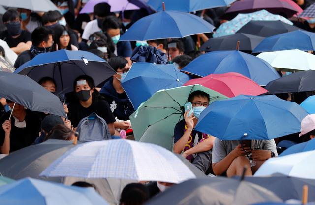 Một cuộc tuần hành của sinh viên bên ngoài Tòa Thị chính Hồng Kông hôm 22-8 Ảnh: Reuters