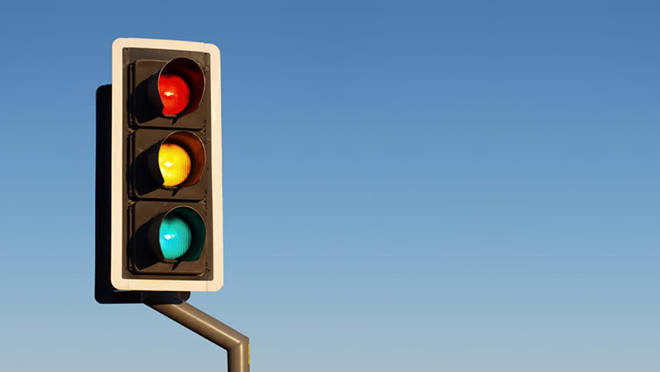 Rẽ phải khi đèn đỏ có vi phạm luật giao thông hay không?