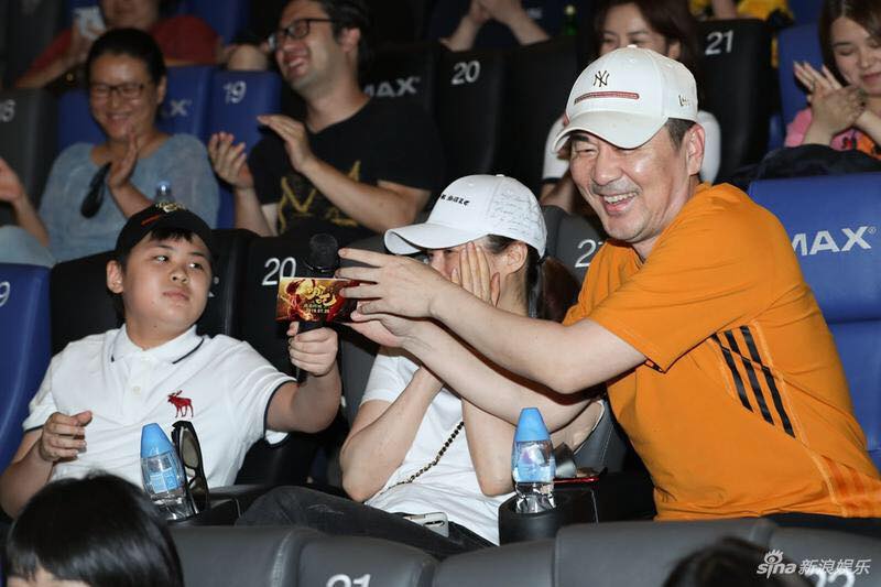 Trần Kiện Bân đưa hai con tới ủng hộ bộ phim.