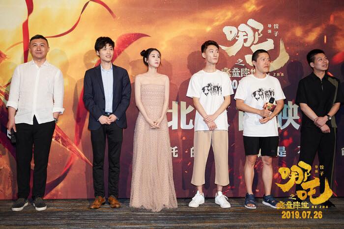 Dàn diễn viên lồng tiếng phim Na Tra trong sự kiện công chiếu của bộ phim.