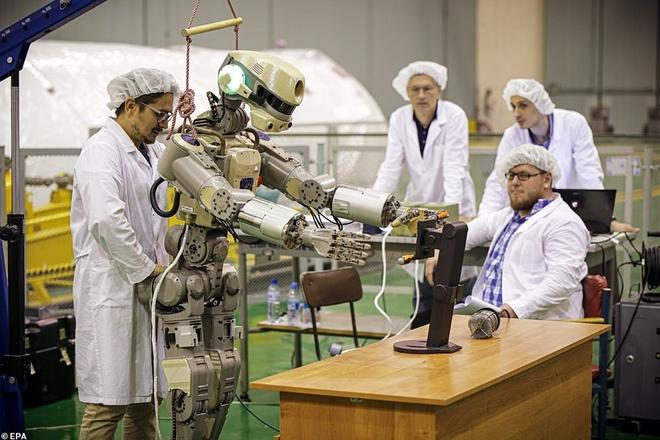 Robot Fedor học cách mô phỏng hoạt động của con người. Ảnh: EPA