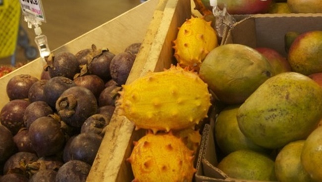 Vỏ của quả kiwano có màu vàng đỏ tươi khi chín và có lớp gai phủ toàn bộ bên ngoài.