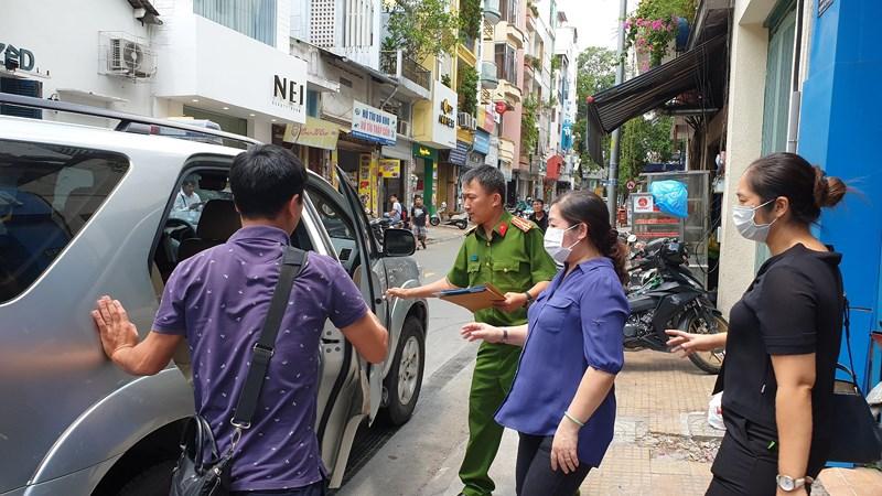 Công an khám xét, bắt giữ bị can&nbsp;Nguyễn Thị Nguyên, kế toán trường công ty&nbsp;TNHH TMDV Lữ hành Hòa Bình Quốc tế. Ảnh: T.TÂN