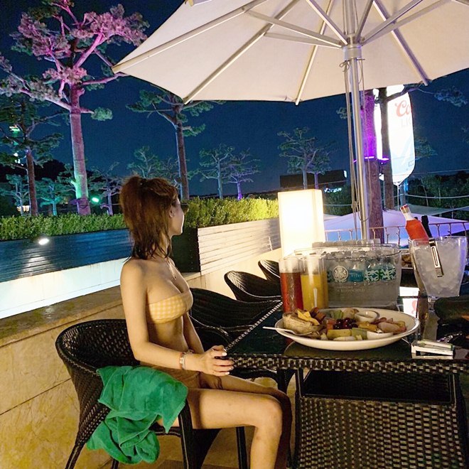 Người đẹp 9X có cuộc sống sang chảnh nhờ công việc MC mạng.