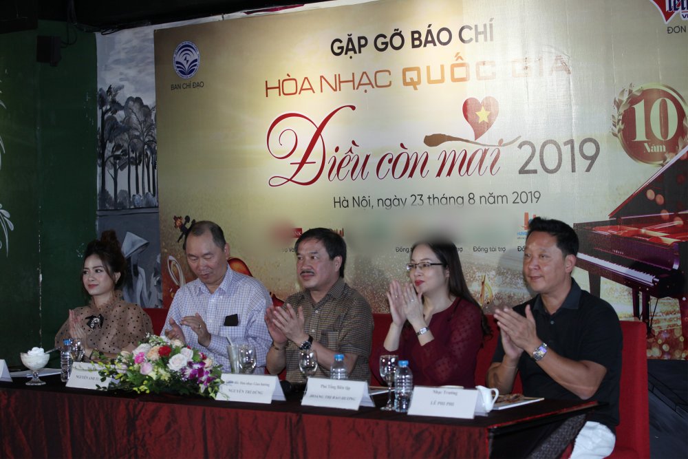 Nhạc trưởng Nguyễn Phi Phi và ca sĩ Dương Hoàng Yến cùng đại diện ban tổ chức chương trình Hoà nhạc quốc gia Điều còn mãi 2019.