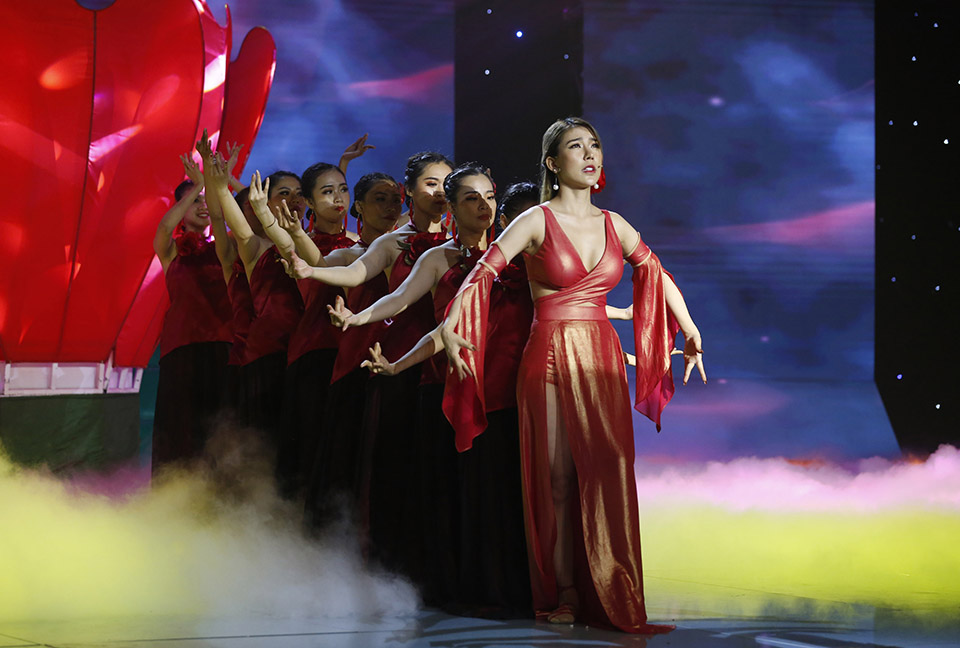 Người đẹp thị phi Hoàng Y Nhung bất ngờ đi thi hát