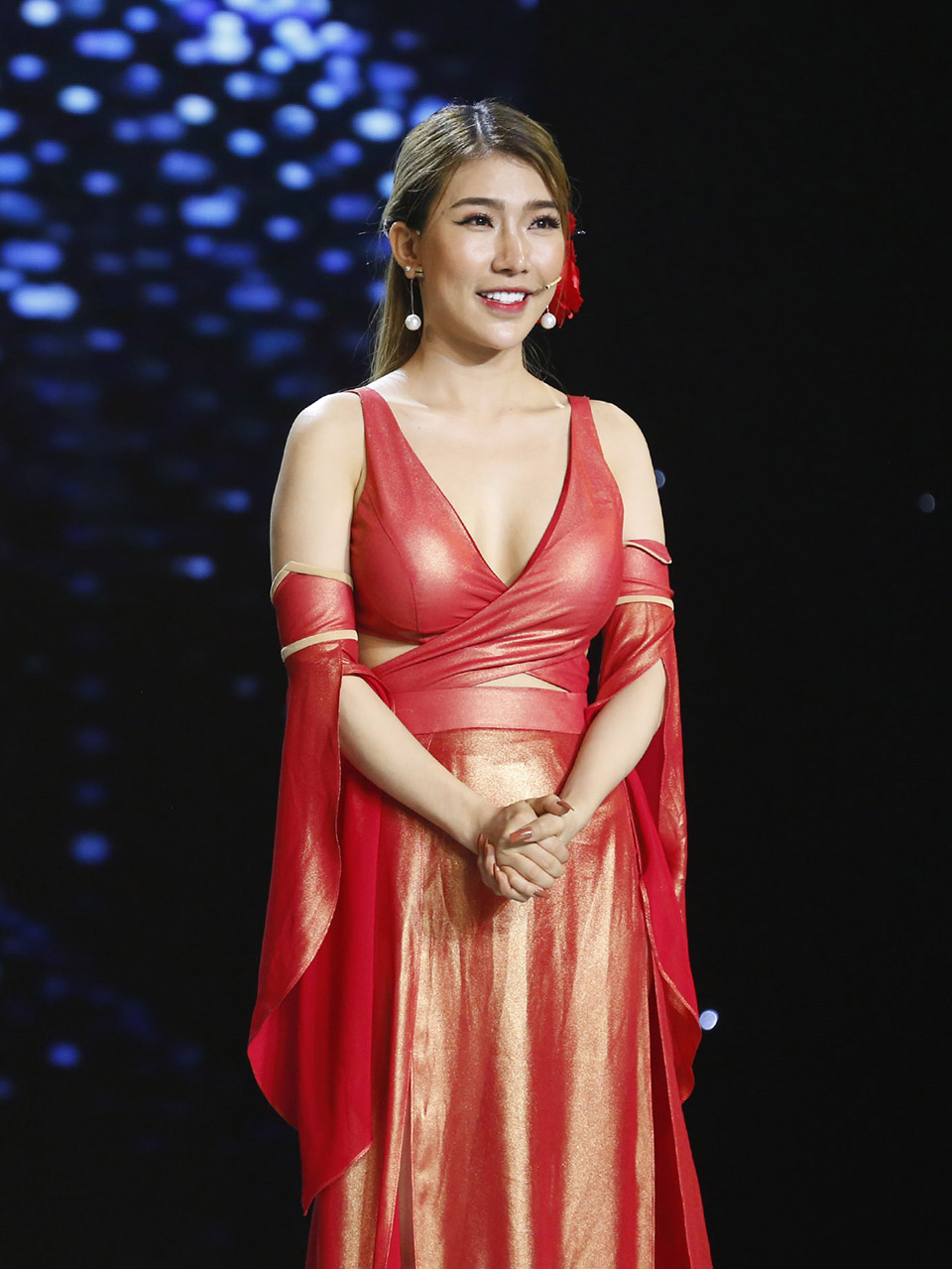 Trong cuộc thi, cô được nhận xét hiền lành, ít nói