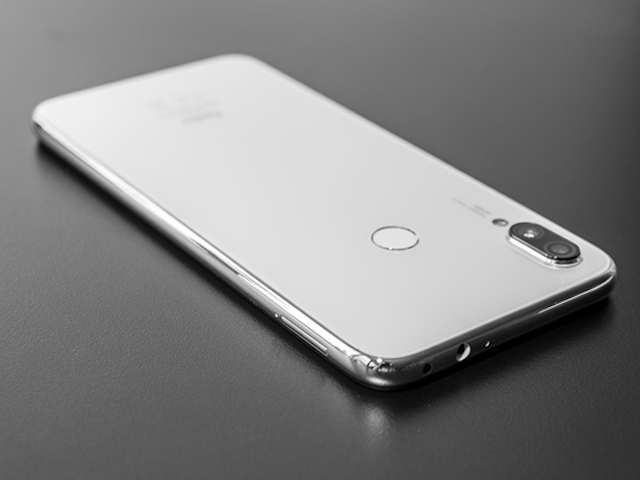 Ảnh thực tế Xiaomi Redmi Note 7 màu trắng ánh trăng, mặt lưng lấp lánh