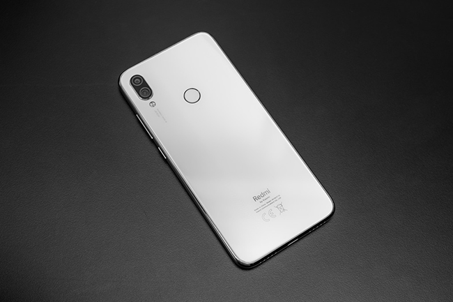 Xiaomi vừa chính thức giới thiệu phiên bản màu trắng ánh trăng của mẫu smartphone Redmi Note 7.