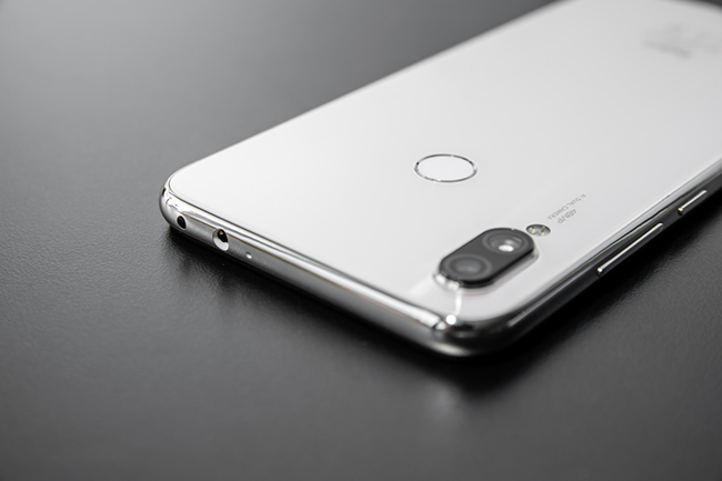 Phiên bản trắng ánh trăng mang đến một diện mạo hoàn toàn mới cho chiếc Redmi Note 7 với vẻ ngoài trông bắt mắt và sang trọng hơn. 