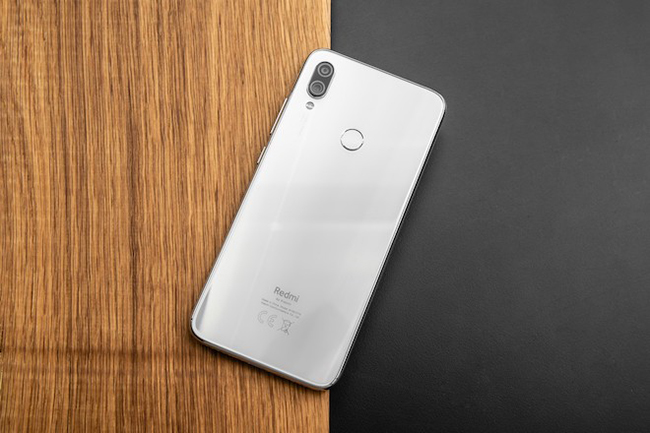 Redmi Note 7 được trang bị kính cường lực Gorilla Glass 5 ở cả mặt trước và sau, chống nước cho các nút và cổng giao tiếp.