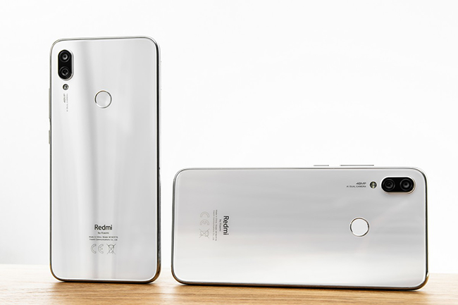 Phiên bản màu trắng ánh trăng của Redmi Note 7 có giá bán lẻ là 4,99 triệu đồng.