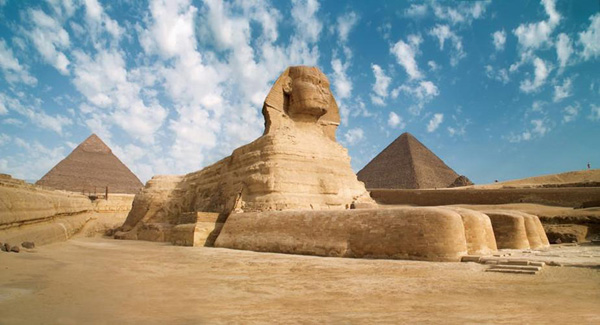 Kim tự tháp nổi tiếng Giza ở Ai Cập.