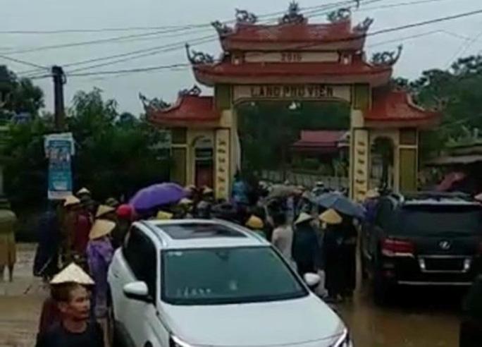 Hai chiếc ôtô bị người dân giữ lại trưởng cổng làng Phú Viên hôm 20-8 - Ảnh cắt từ clip