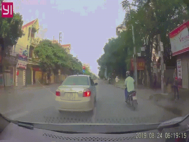 Xác minh sự việc xe ô tô, xe máy dừng đột ngột giữa đường phố nhặt tiền
