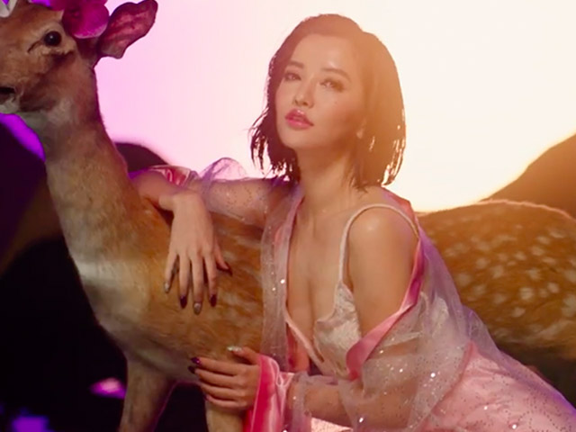 Ca nhạc - MTV - Bích Phương mặc gợi cảm, gây 'choáng' với hình ảnh lả lơi