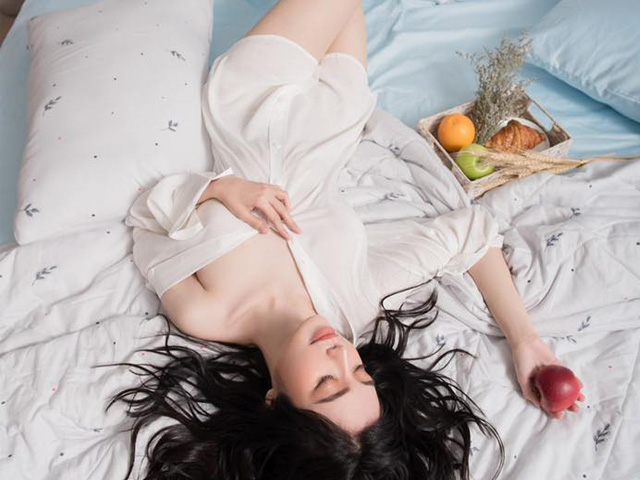 Thời trang - Mẹ hai con Elly Trần diện sơ mi hờ hững