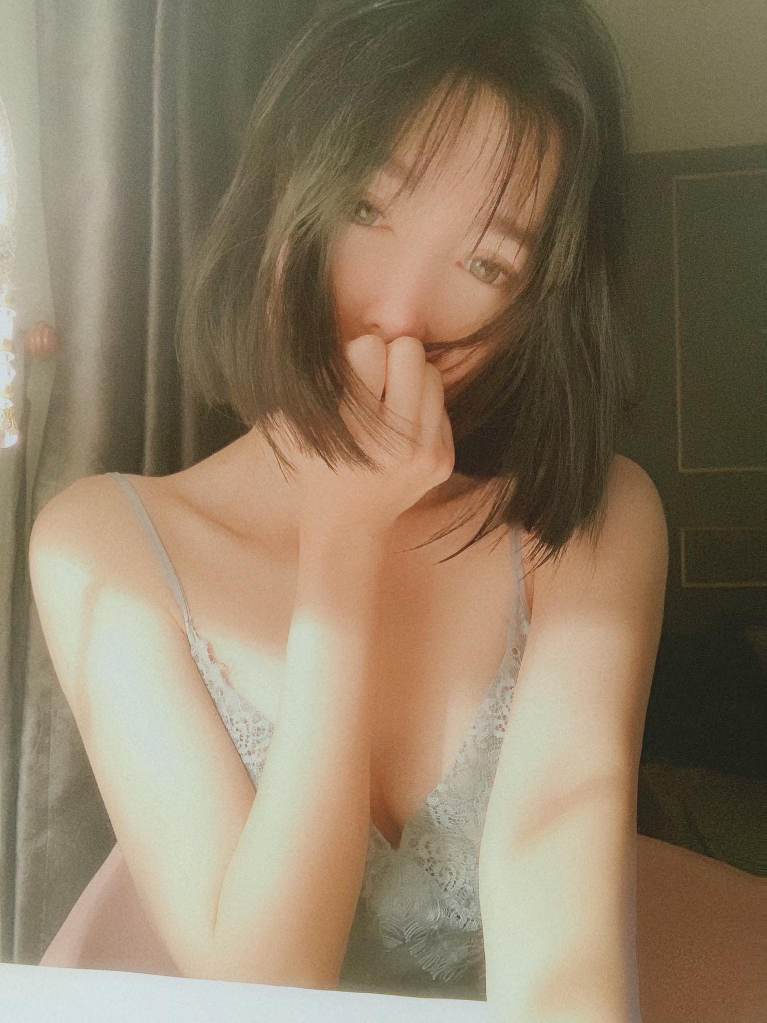 Elly Trần nổi tiếng với danh hiệu "hot girl ngực khủng".