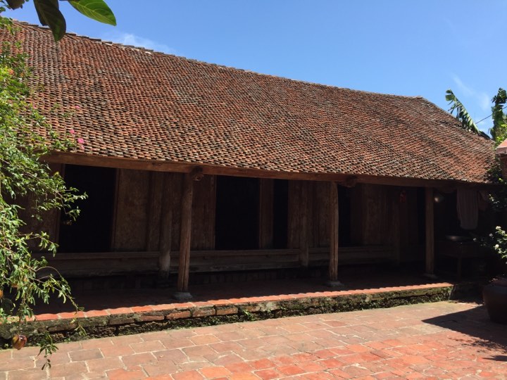 &nbsp;Ngôi nhà gỗ cổ gần 400 năm tuổi ở thôn Mông Phụ, xã Đường Lâm, thị xã Sơn Tây, Hà Nội).
