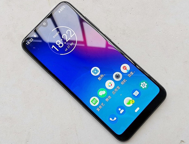 Chiếc smartphone này có ntus chỉnh âm lượng và phím nguồn ở cạnh phải.