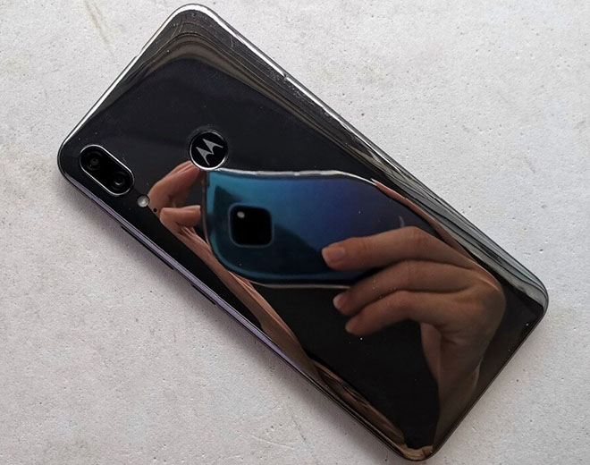 Bề mặt sau bóng bẩy của nó là nơi thiết lập camera kép được xếp theo chiều dọc ở góc trên bên trái.&nbsp;Ngoài ra còn có một máy quét dấu vân tay được đặt ở trung tâm với logo Motorola điển hình.