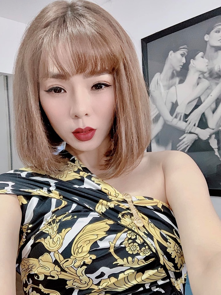 Lệ Quyên xinh đẹp như búp bê với kiểu tóc mới.