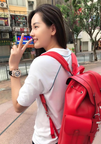 Balo 250 triệu đồng&nbsp;và đồng hồ bạc tỷ được cô khéo khoe trong bức hình đời thường.
