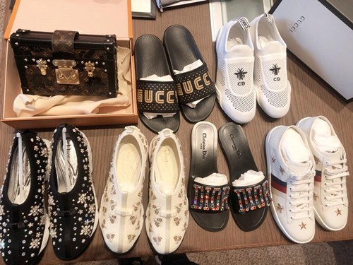 Mỗi lần mua sắm, người đẹp như mang cả store về nhà.