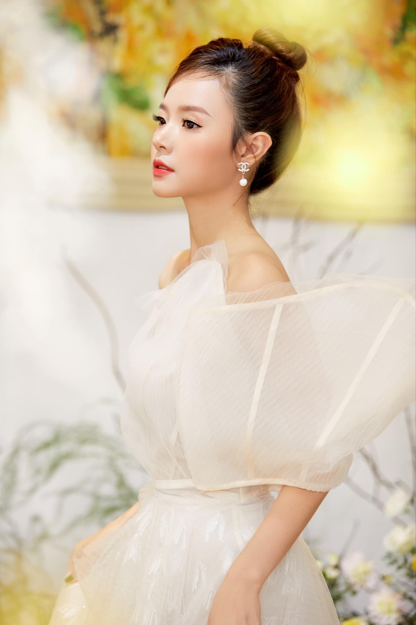 Chiếc váy xòe màu trắng có thiết kế tay đặc biêt.&nbsp;