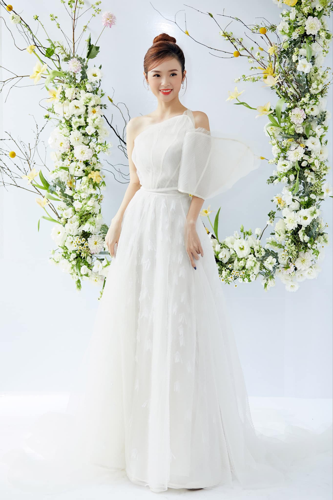 Midu đẹp dịu dàng trong thiết kế váy trắng.&nbsp;