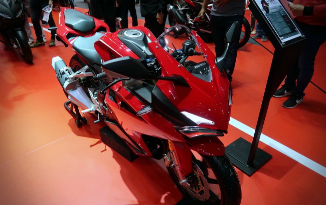 2019 Honda CBR250RR là dòng xe môtô được Thái Lan nhập khẩu từ Nhật Bản. Mẫu xe này tuy có phân khối 250cc nhưng lại thiết kế mang di truyền của dòng xe đua Moto GP.