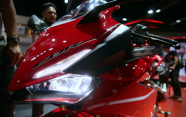 Bộ đèn pha LED tăng cường ánh sáng.