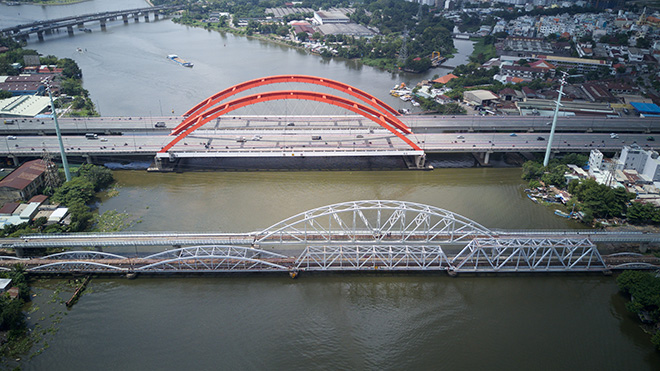 Cầu sắt Bình Lợi mới bắc qua sông Sài Gòn nối quận Bình Thạnh và quận Thủ Đức, TP.HCM. Công trình được khởi công vào giữa năm 2015 và dự kiến hoàn thành sau 16 tháng, tuy nhiên do vướng mặt bằng nên đến nay công trình vẫn chưa thể đưa vào khai thác.