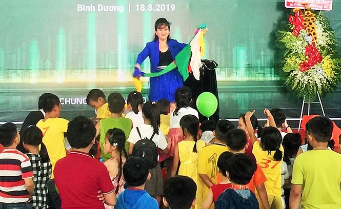 Nữ ảo thuật gia Ngọc Tâm biểu diễn cho các cháu thiếu nhi xem. (Ảnh nhân vật cung cấp) 