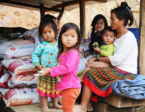 Rất nhiều trẻ em ở Đăk R'Măng, Đăk Nông thất học, tương lai mờ mịt, không lối thoát. Ảnh: Dân Việt