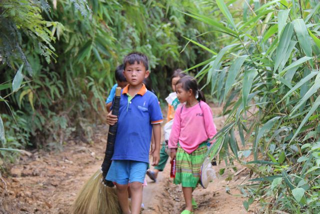 Học sinh tại xã Đắk R’măng muốn đến trường phải đi bộ từ tờ mờ sáng.