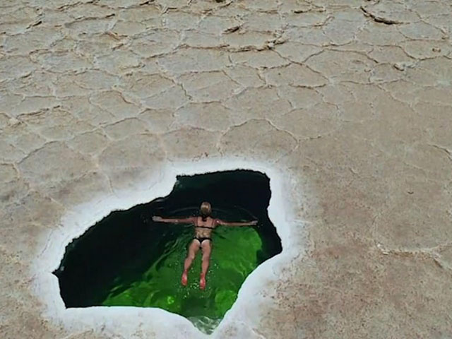 Du lịch - Hồ bơi tự nhiên tuyệt đẹp nằm chơ vơ giữa sa mạc muối nóng nhất thế giới