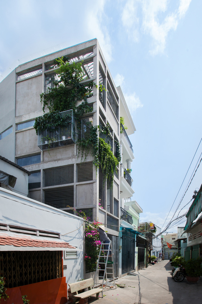 Ngôi nhà được xây dựng ở ngoại ô thành phố Hồ Chí Minh, do chủ nhân ngôi nhà muốn tránh xa cuộc sống xô bồ nơi đô thị và tìm lại không gian truyền thống cho ngôi nhà của mình.
