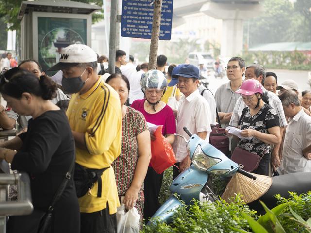 Tin tức trong ngày - Người dân Hà Nội “rồng rắn” xếp hàng chờ đăng ký đi xe buýt