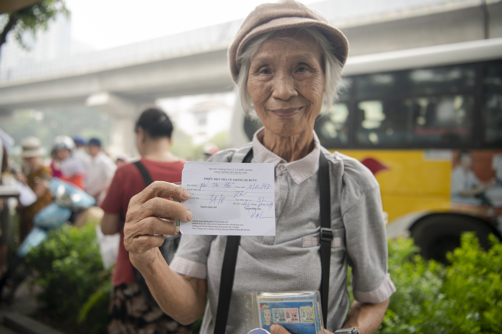 Người dân Hà Nội “rồng rắn” xếp hàng chờ đăng ký đi xe buýt - 13