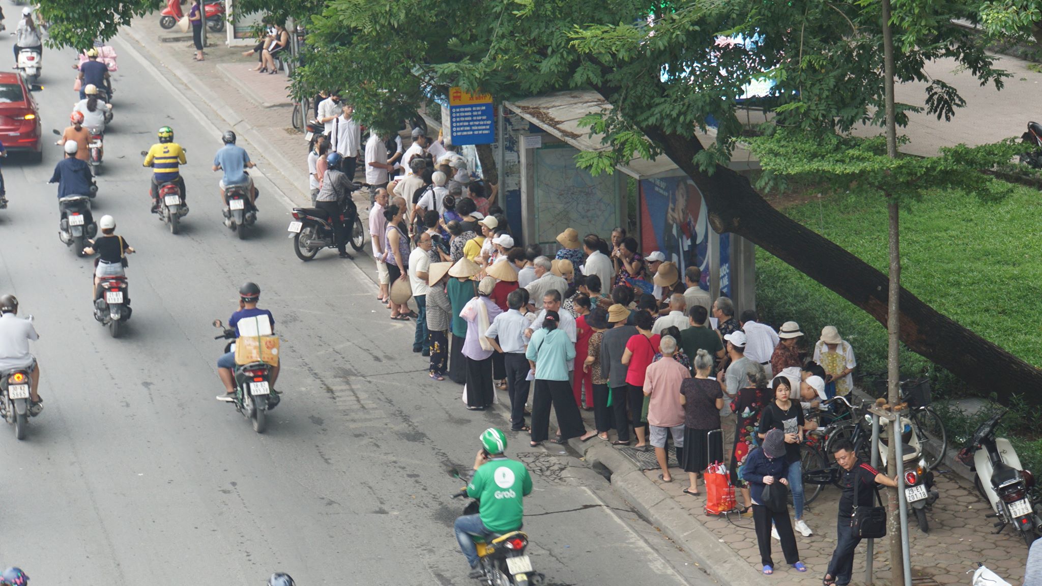 Người dân Hà Nội “rồng rắn” xếp hàng chờ đăng ký đi xe buýt - 1