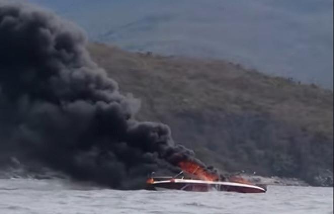 Chiếc ca nô bốc cháy ngùn ngụt trên vịnh Nha Trang. Ảng cắt từ clip. 