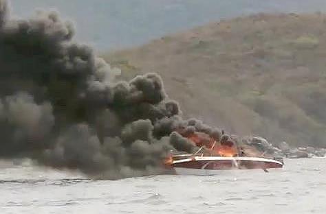 Chiếc ca nô bốc cháy dữ dội trên vịnh Nha Trang.