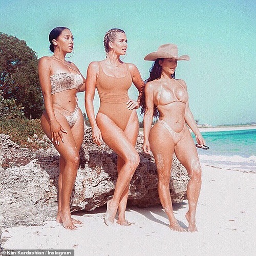 3 mỹ nhân diện áo tắm màu nude khoe vóc dáng trên bãi biển.
