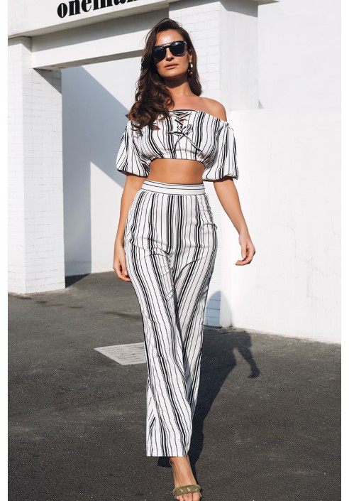 Không phải chỉ những cô nàng có vòng hai thon gọn mới mặc được crop top.