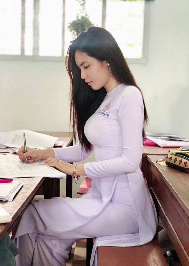 Cô gái đó là Đinh Triệu Đoan Nghi (sinh năm 2002), quê Đồng Tháp. 