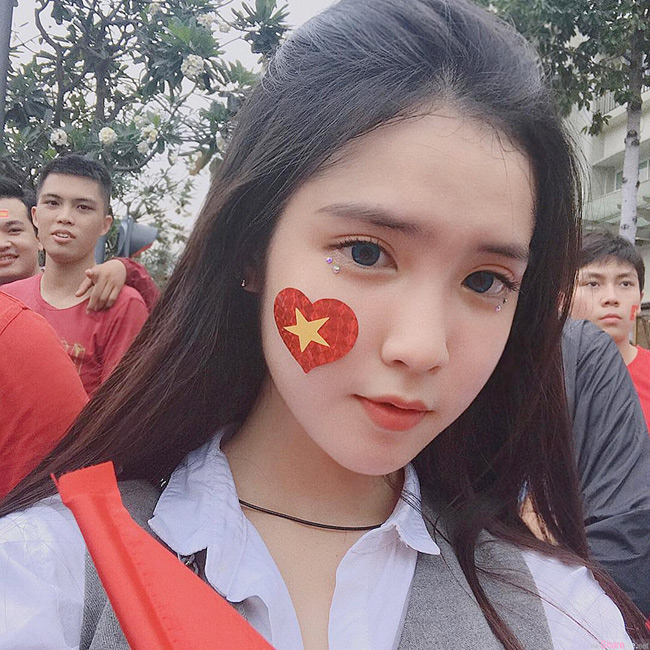 Cuối tháng 8/2018, cô nàng từng "nổi như cồn" bởi hình ảnh fan girl U23 Việt Nam xinh đẹp. 