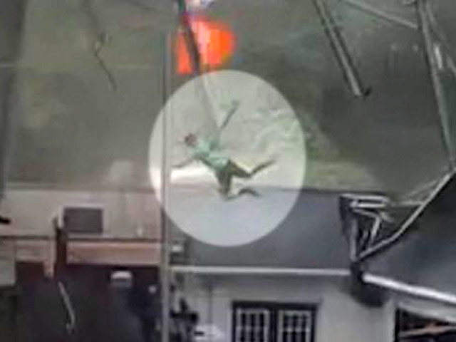 Media - Kinh hoàng cảnh gió lốc cuốn phăng người lên không trung