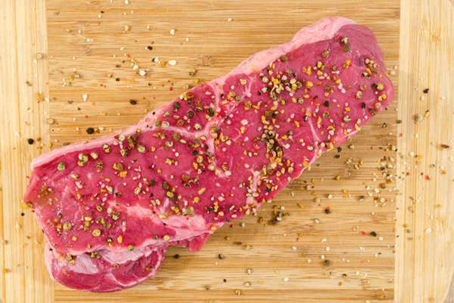 2. Thịt chứa một lượng protein đáng kể. Mặc dù, protein rất quan trọng đối với quá trình tăng trưởng và sức khỏe của cơ bắp, nhưng chuyển hóa nó là một trong những công việc khó khăn nhất mà thận phải làm. Chế độ ăn giàu protein từ động vật cũng làm tăng nguy cơ sỏi thận. Thịt, đặc biệt là nội tạng như gan có nồng độ purine cao. Purine kích thích sản xuất axit uric, một chất thải thường được thận xử lý. Quá nhiều chất này chính là nguyên nhân gây sỏi thận.
